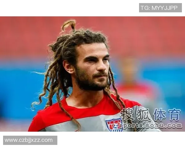 足球球星卷发风潮揭秘 从发型到个性展现他们的独特魅力