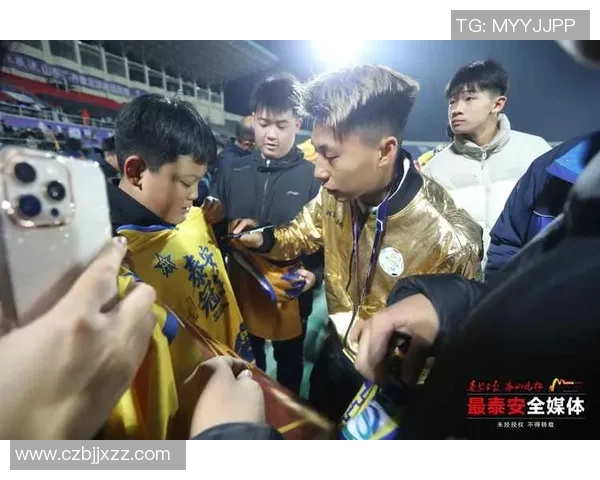 足球球星摇头摆展现独特魅力引爆球迷激情瞬间